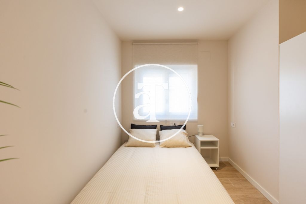 Monthly rental Penthouse with 2 bedrooms and 2 bathrooms with private terrace next to Plaça de Sants 31