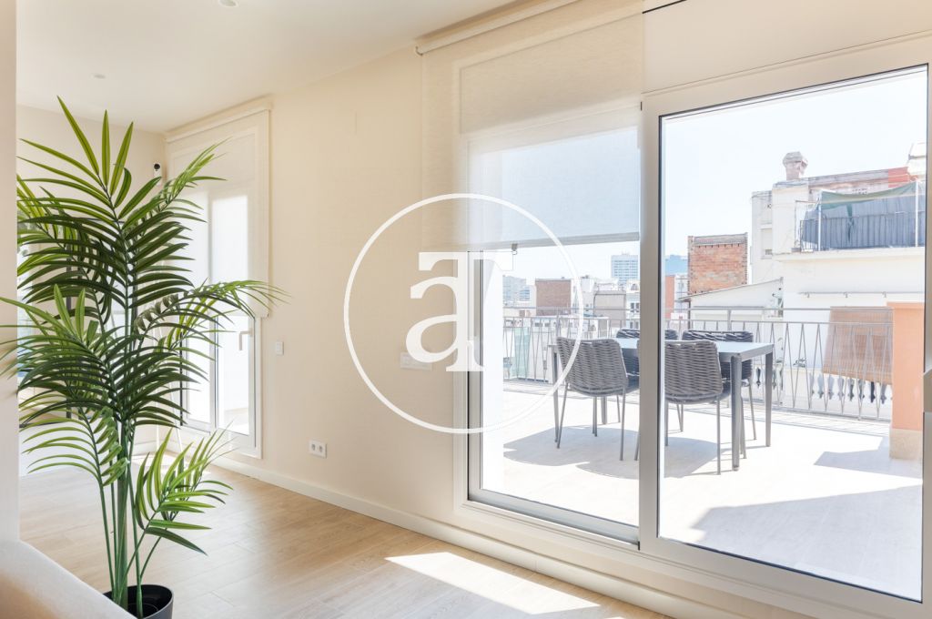 Monthly rental Penthouse with 2 bedrooms and 2 bathrooms with private terrace next to Plaça de Sants 2