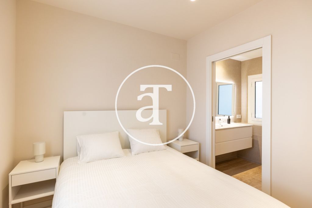 Monthly rental Penthouse with 2 bedrooms and 2 bathrooms with private terrace next to Plaça de Sants 25