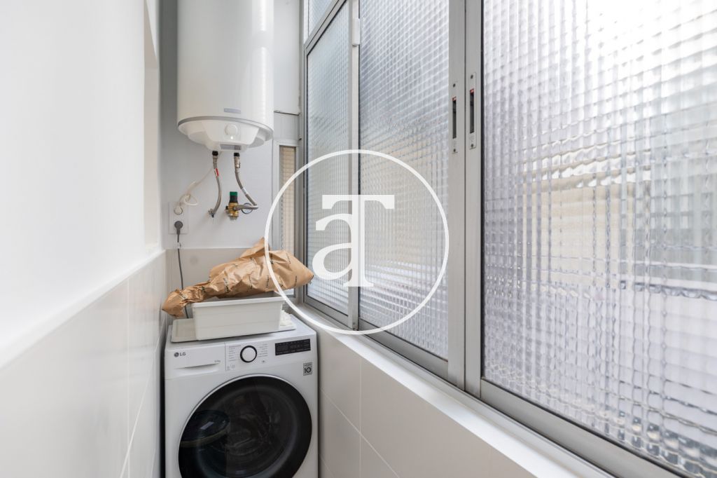 Monthly rental Penthouse with 2 bedrooms and 2 bathrooms with private terrace next to Plaça de Sants 36