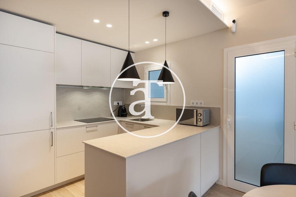 Monthly rental Penthouse with 2 bedrooms and 2 bathrooms with private terrace next to Plaça de Sants 18