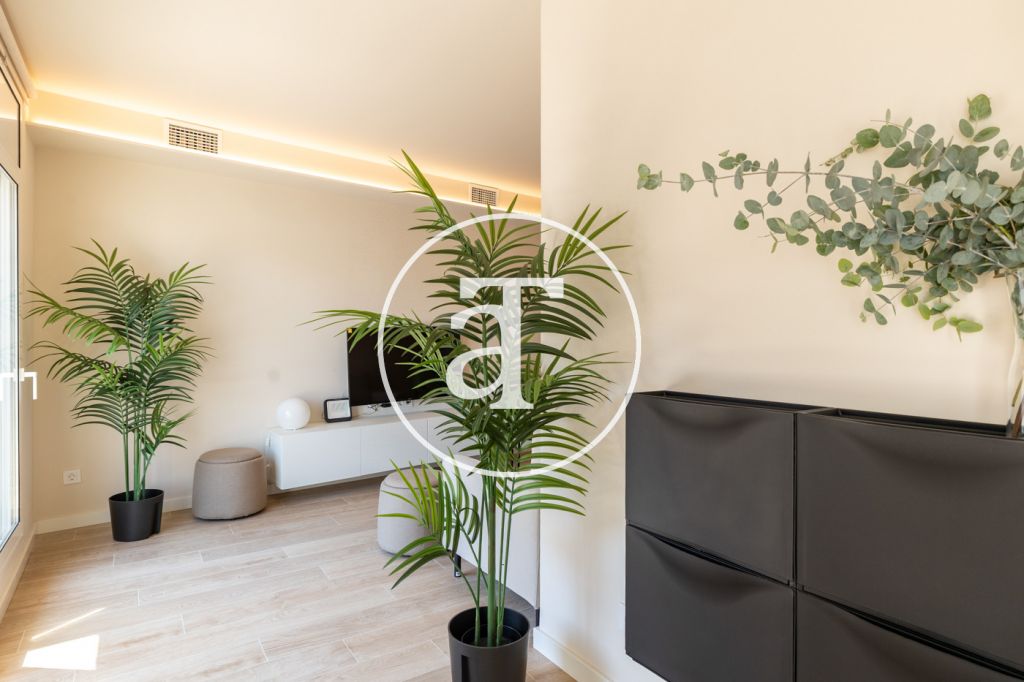 Monthly rental Penthouse with 2 bedrooms and 2 bathrooms with private terrace next to Plaça de Sants 11