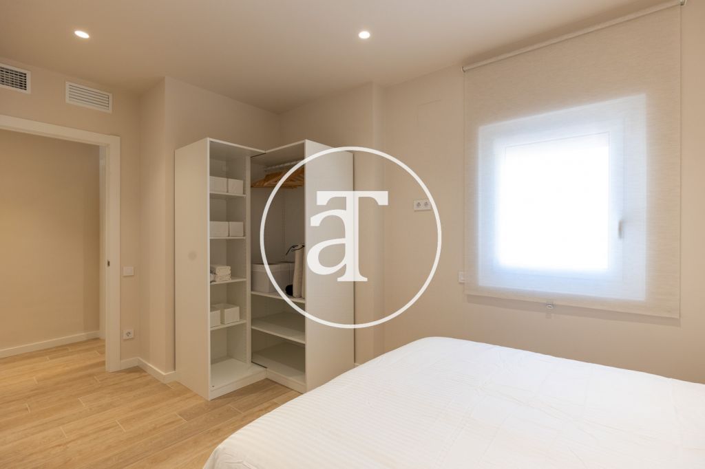 Monthly rental Penthouse with 2 bedrooms and 2 bathrooms with private terrace next to Plaça de Sants 24