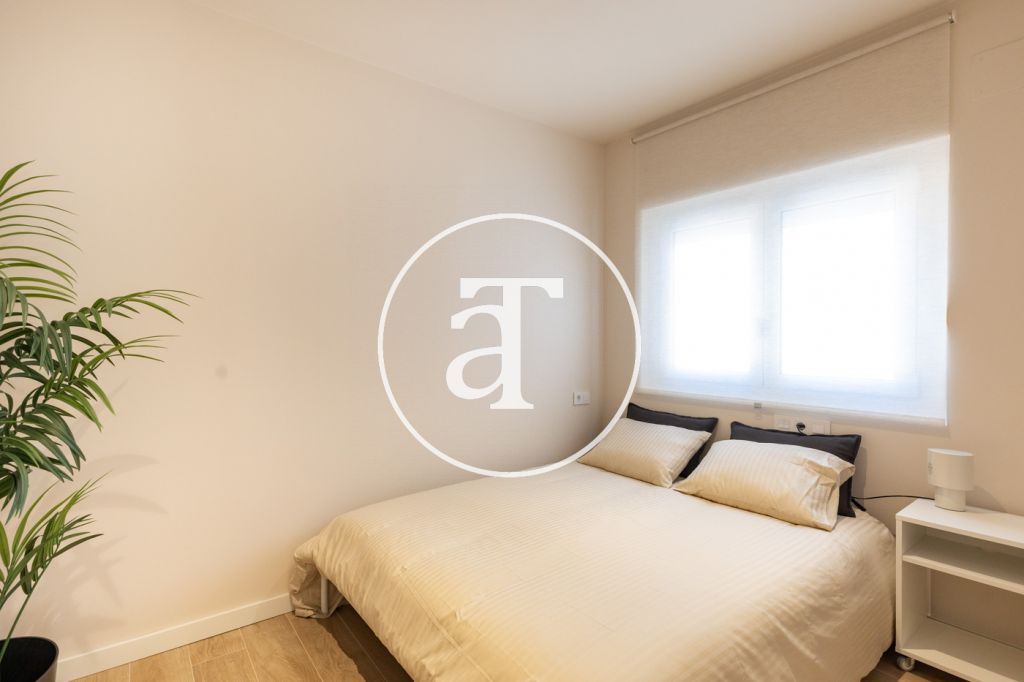 Monthly rental Penthouse with 2 bedrooms and 2 bathrooms with private terrace next to Plaça de Sants 30