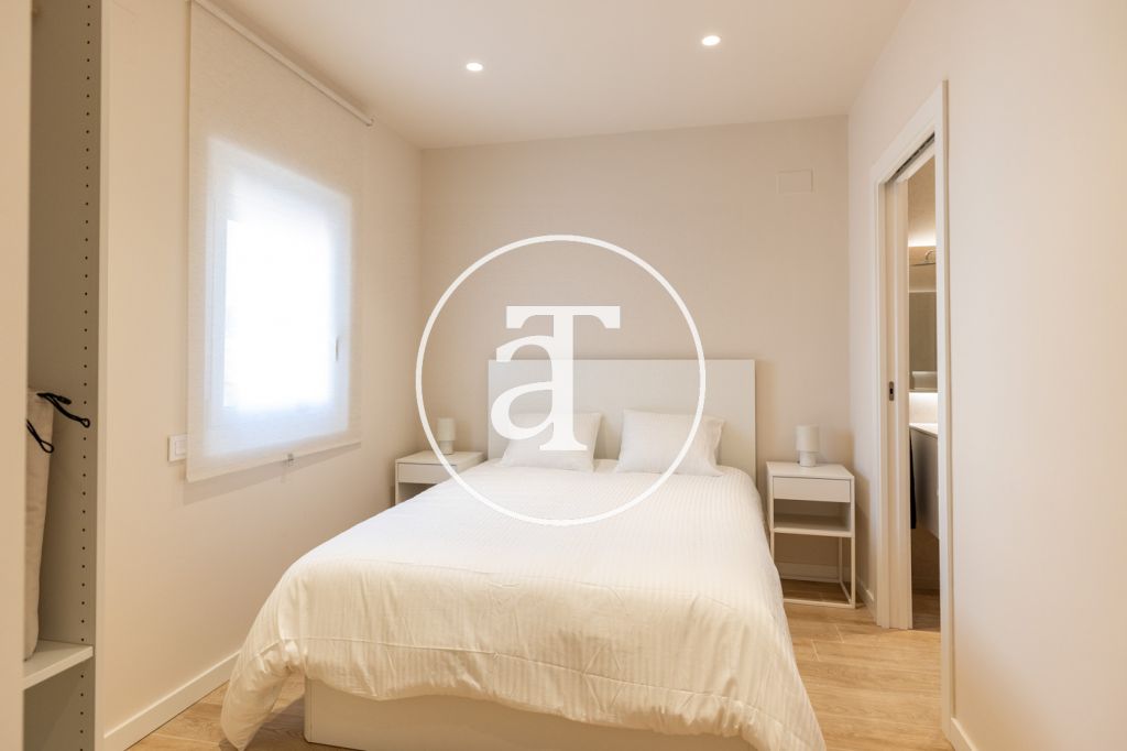 Monthly rental Penthouse with 2 bedrooms and 2 bathrooms with private terrace next to Plaça de Sants 22