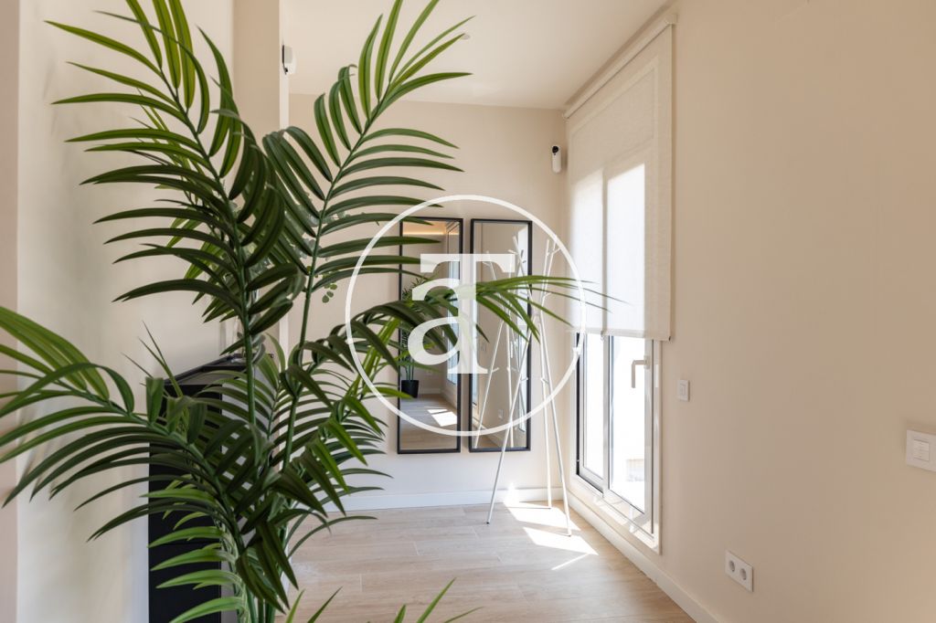 Monthly rental Penthouse with 2 bedrooms and 2 bathrooms with private terrace next to Plaça de Sants 10
