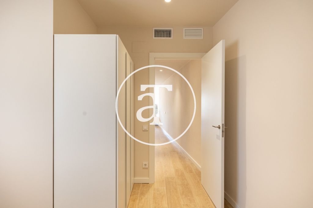 Monthly rental Penthouse with 2 bedrooms and 2 bathrooms with private terrace next to Plaça de Sants 33