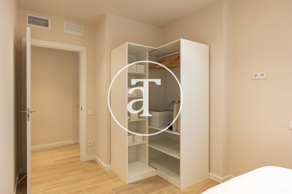 Monthly rental Penthouse with 2 bedrooms and 2 bathrooms with private terrace next to Plaça de Sants 28