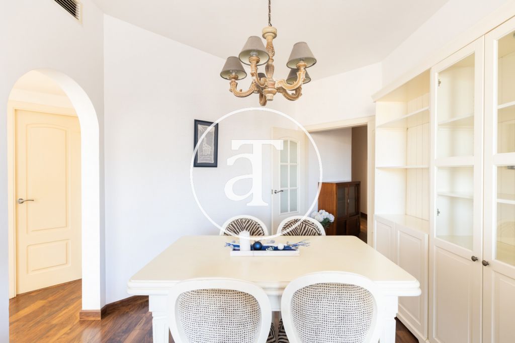 Piso de alquiler temporal de 3 habitaciones, terraza y 2 baños en L'Eixample 13