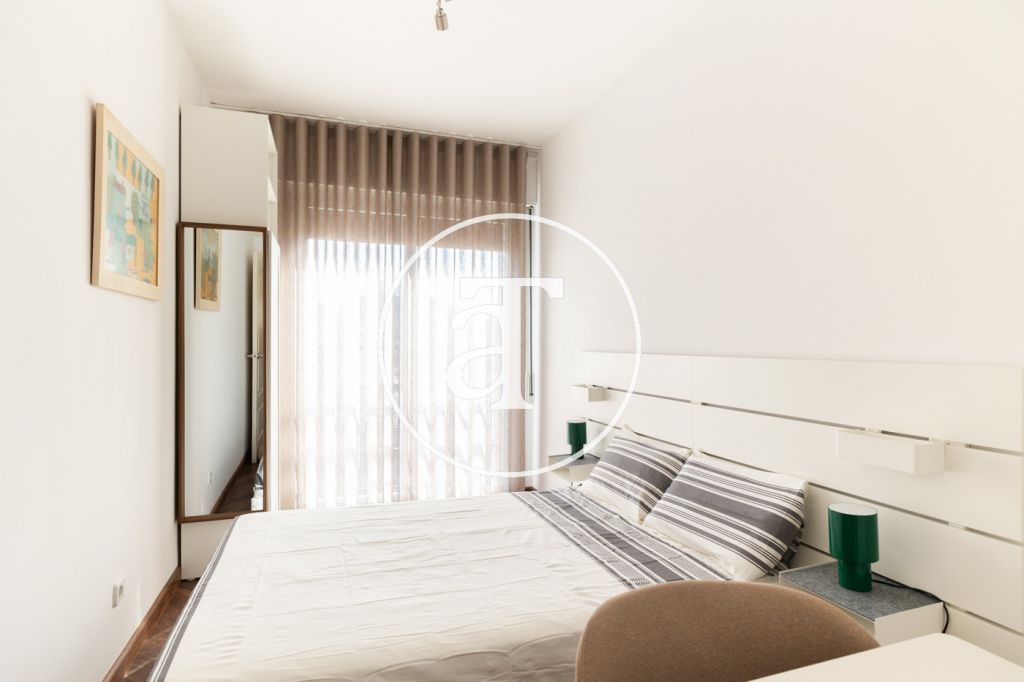Piso de alquiler temporal de 3 habitaciones, terraza y 2 baños en L'Eixample 25