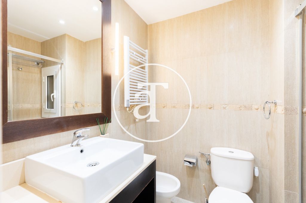 Piso de alquiler temporal de 3 habitaciones, terraza y 2 baños en L'Eixample 30