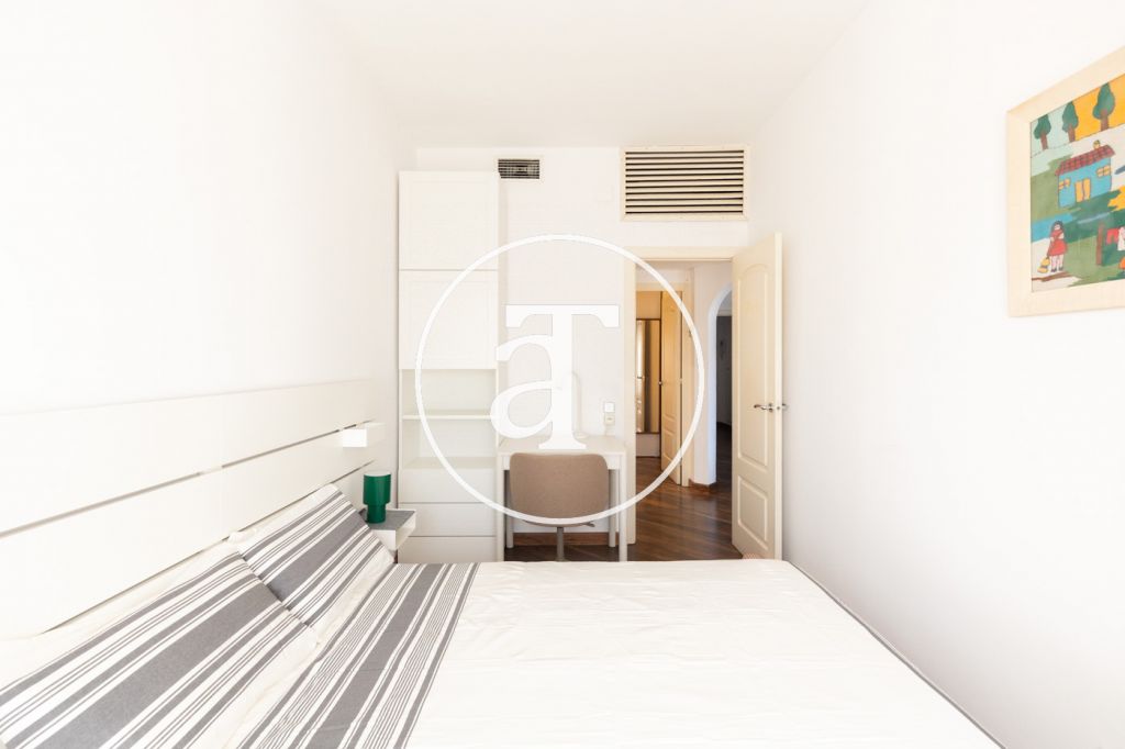 Piso de alquiler temporal de 3 habitaciones, terraza y 2 baños en L'Eixample 28