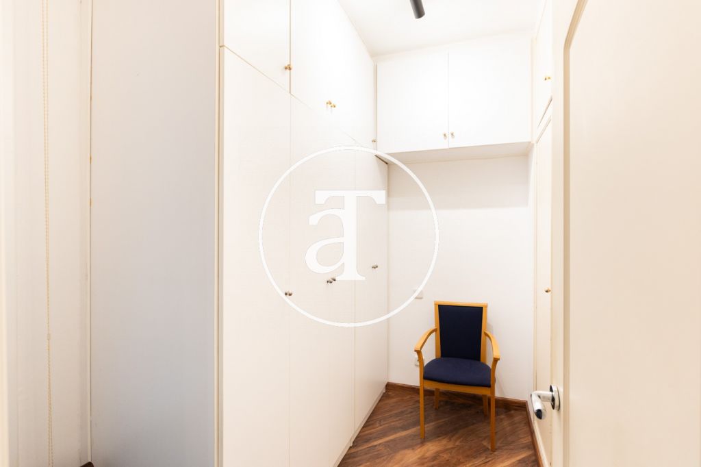Piso de alquiler temporal de 3 habitaciones, terraza y 2 baños en L'Eixample 37