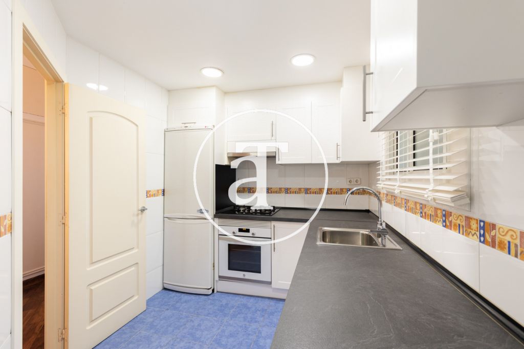 Piso de alquiler temporal de 3 habitaciones, terraza y 2 baños en L'Eixample 18