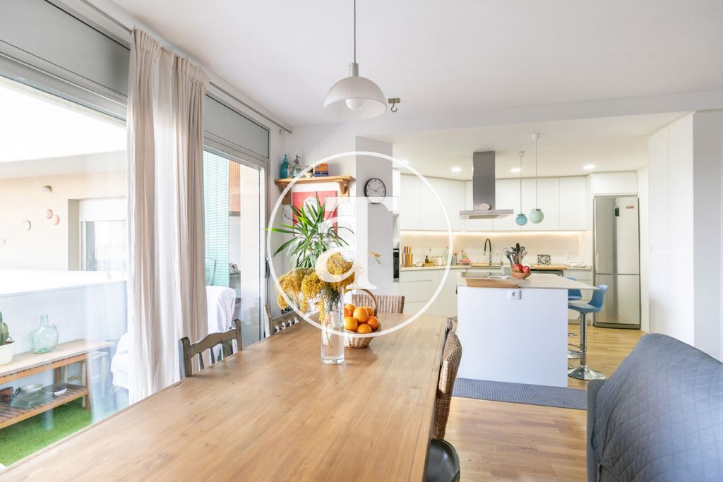 Piso de alquiler temporal de 2 habitaciones y 2 baños con terraza en Sant Martí 2