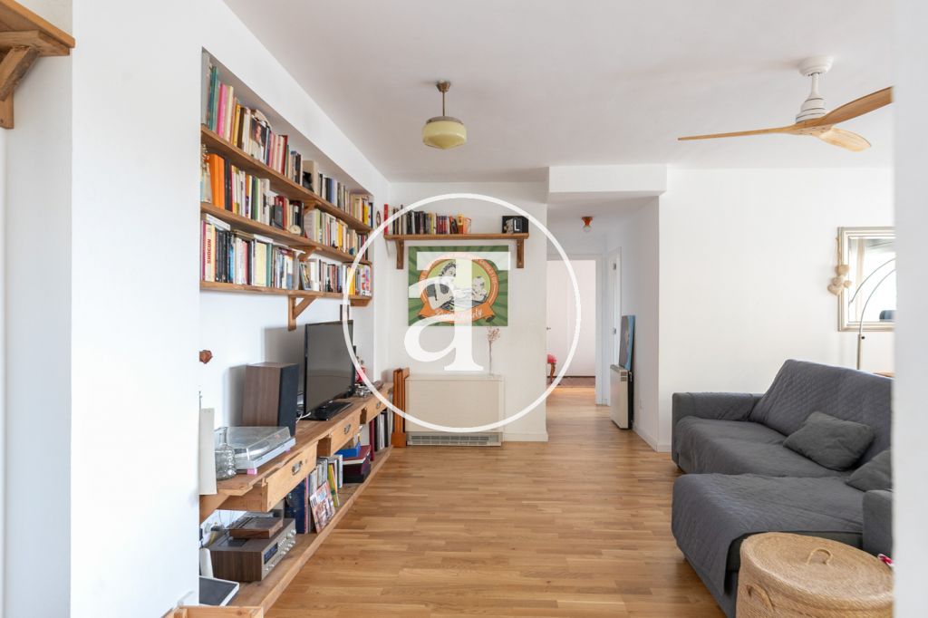 Piso de alquiler temporal de 2 habitaciones y 2 baños con terraza en Sant Martí 14