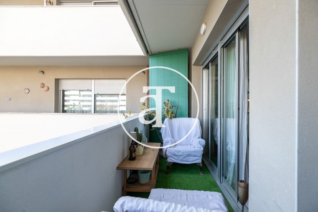 Piso de alquiler temporal de 2 habitaciones y 2 baños con terraza en Sant Martí 3