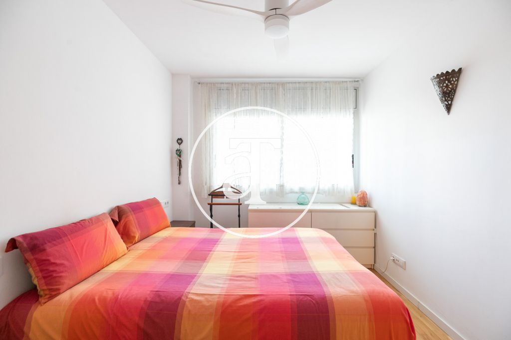 Piso de alquiler temporal de 2 habitaciones y 2 baños con terraza en Sant Martí 20