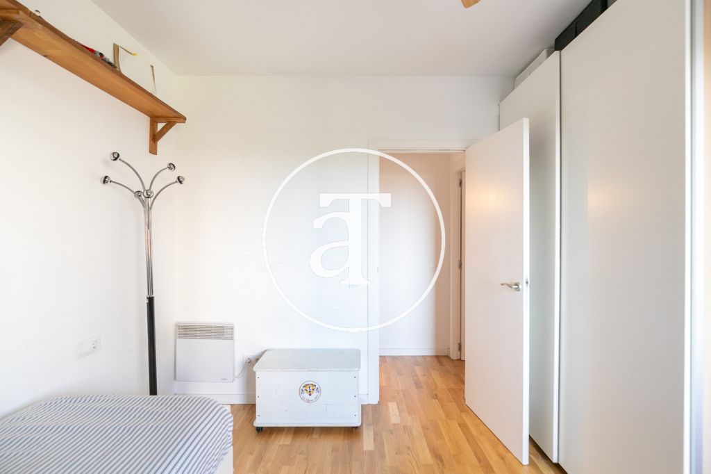 Piso de alquiler temporal de 2 habitaciones y 2 baños con terraza en Sant Martí 23
