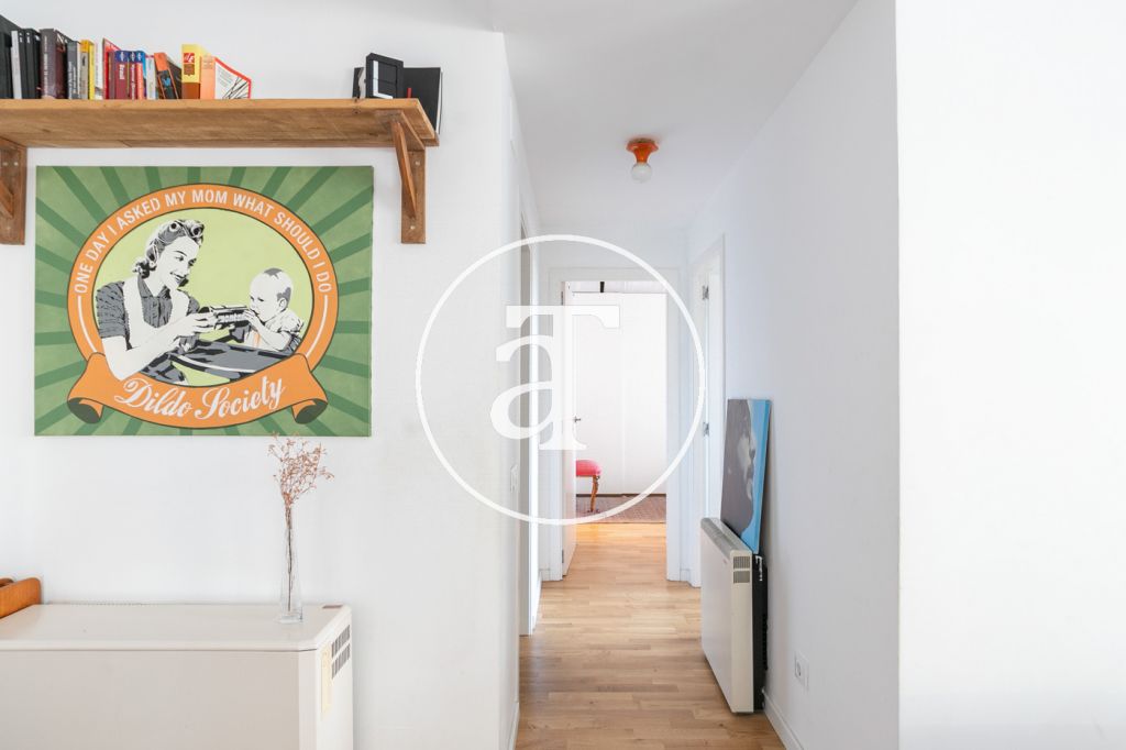 Piso de alquiler temporal de 2 habitaciones y 2 baños con terraza en Sant Martí 15