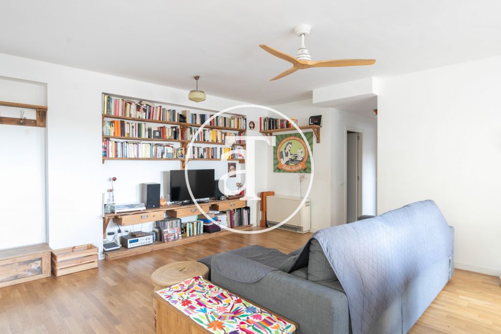 Piso de alquiler temporal de 2 habitaciones y 2 baños con terraza en Sant Martí 8