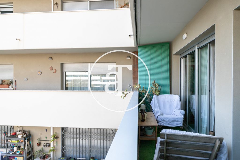 Piso de alquiler temporal de 2 habitaciones y 2 baños con terraza en Sant Martí 5