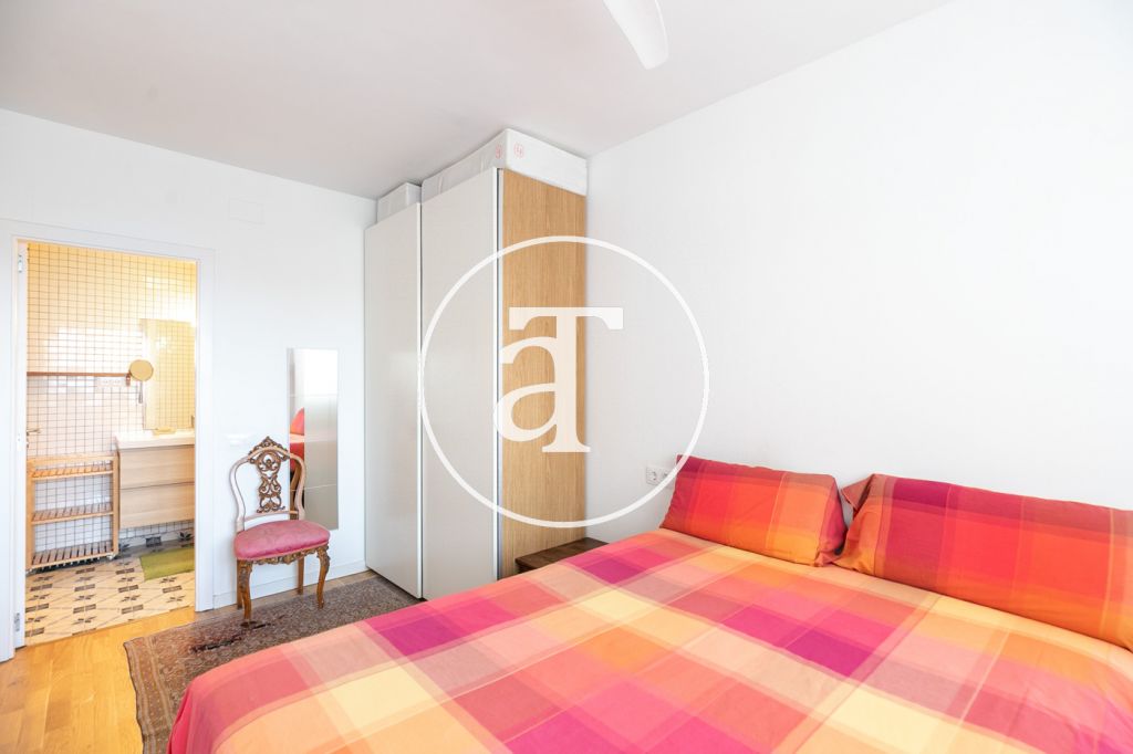 Piso de alquiler temporal de 2 habitaciones y 2 baños con terraza en Sant Martí 16