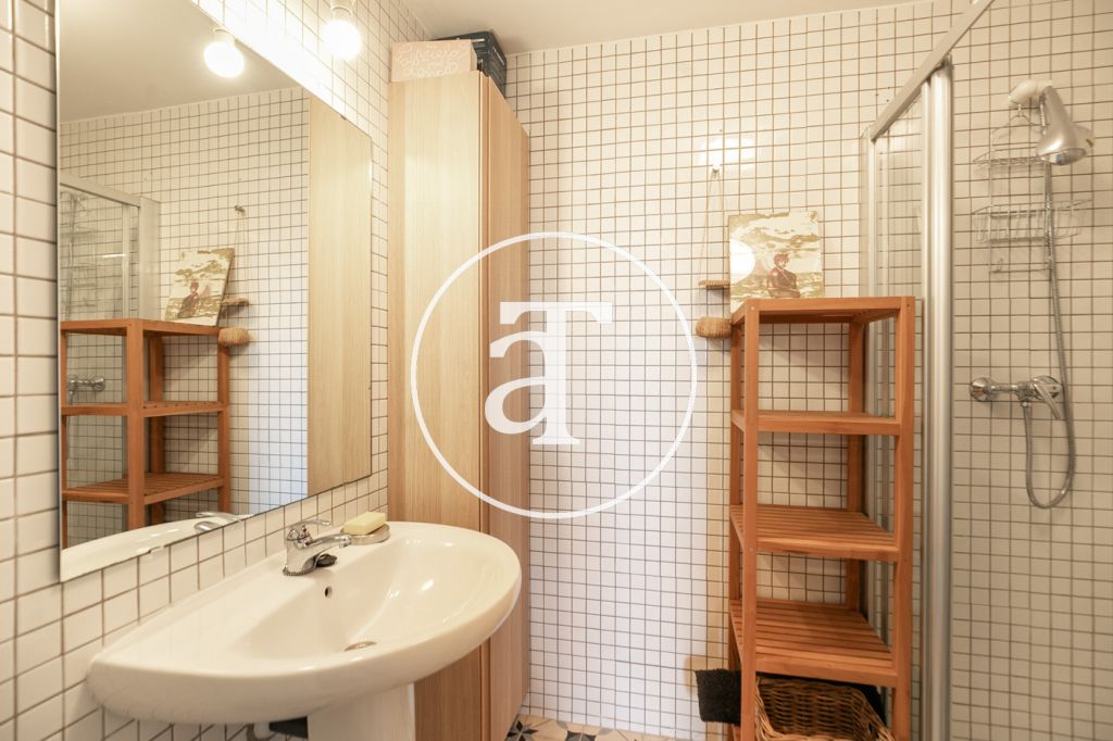 Piso de alquiler temporal de 2 habitaciones y 2 baños con terraza en Sant Martí 21