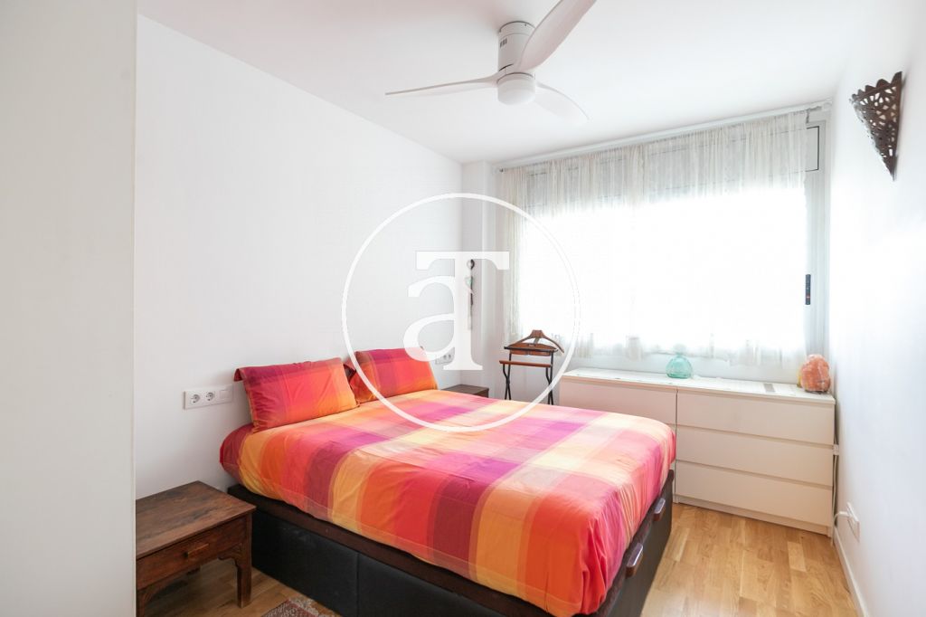 Piso de alquiler temporal de 2 habitaciones y 2 baños con terraza en Sant Martí 19