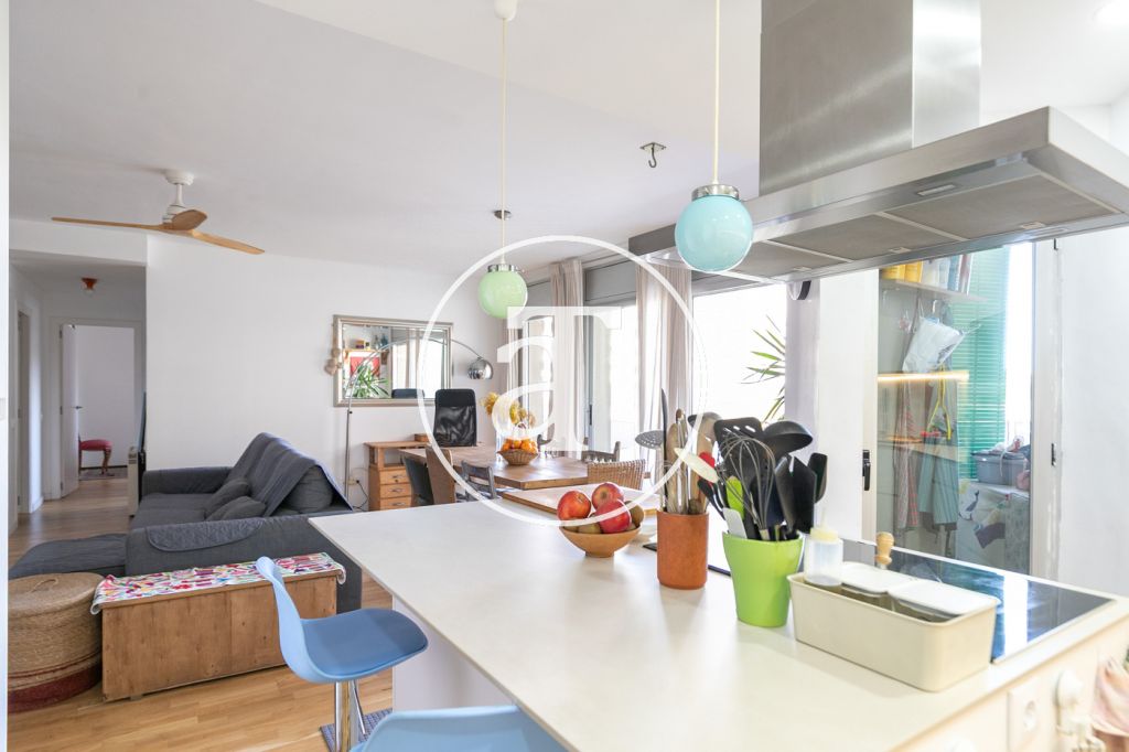 Piso de alquiler temporal de 2 habitaciones y 2 baños con terraza en Sant Martí 10
