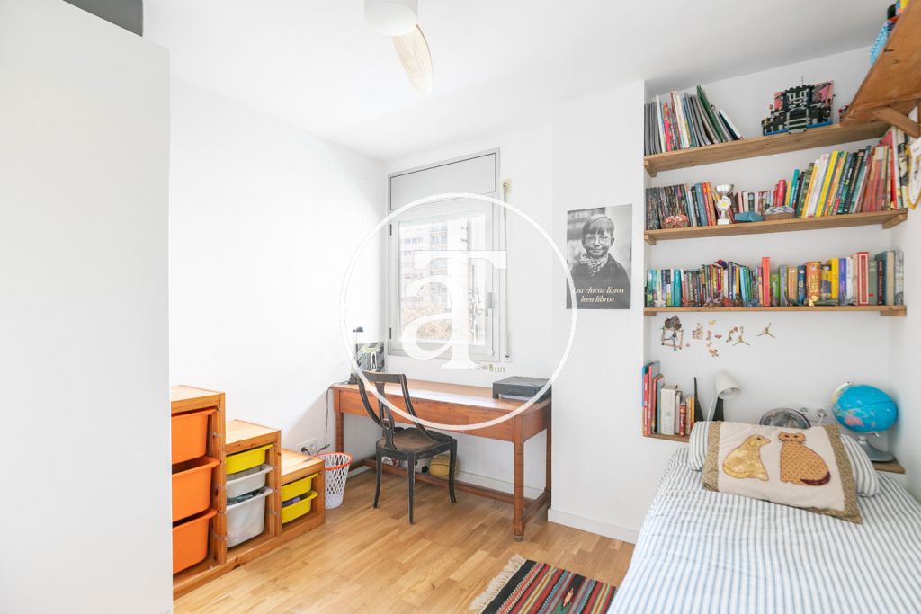 Piso de alquiler temporal de 2 habitaciones y 2 baños con terraza en Sant Martí 25