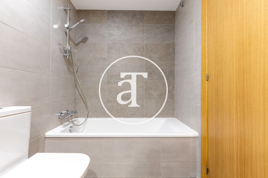 Bright apartment for rent with 2 bedrooms, 1 bathroom, with terrace, in a building with swimming pool in Vollpelleres 25