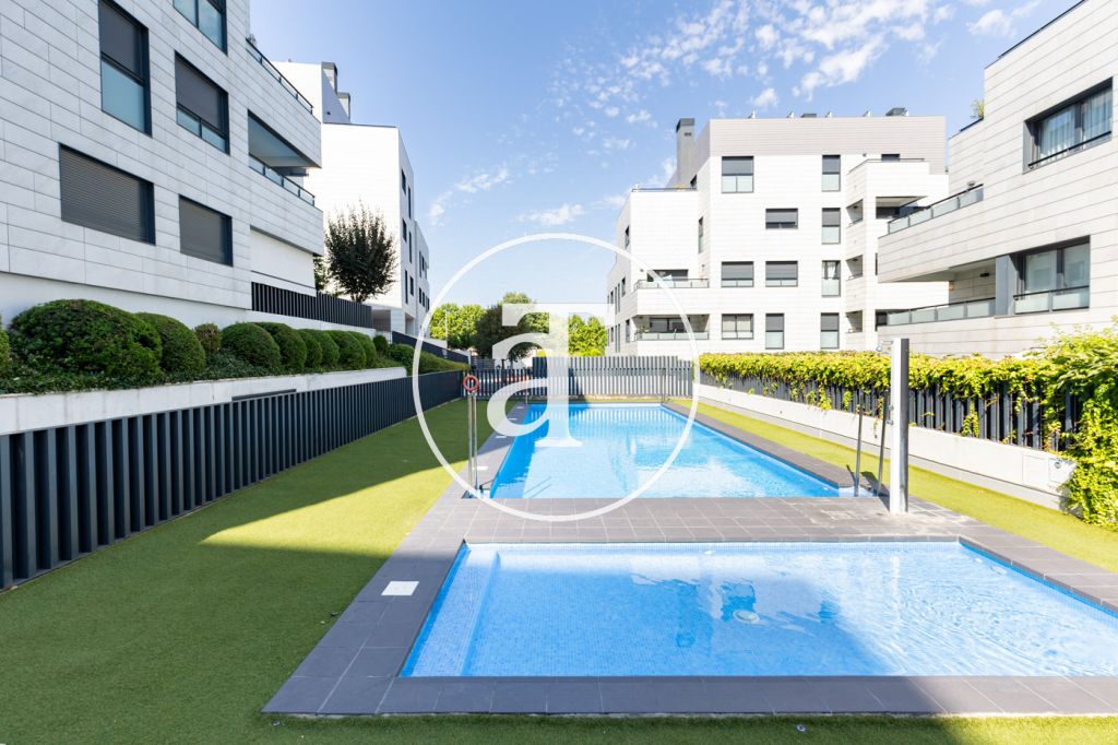 Bright apartment for rent with 2 bedrooms, 1 bathroom, with terrace, in a building with swimming pool in Vollpelleres 31