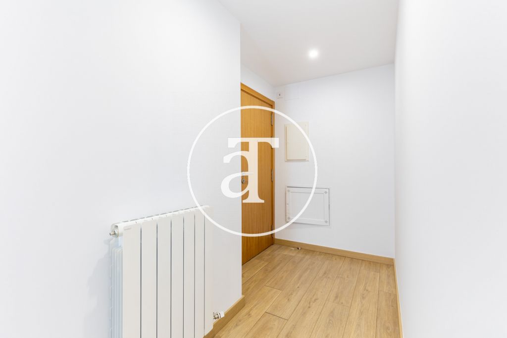 Bright apartment for rent with 2 bedrooms, 1 bathroom, with terrace, in a building with swimming pool in Vollpelleres 16
