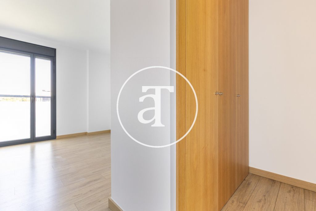 Bright apartment for rent with 2 bedrooms, 1 bathroom, with terrace, in a building with swimming pool in Vollpelleres 21