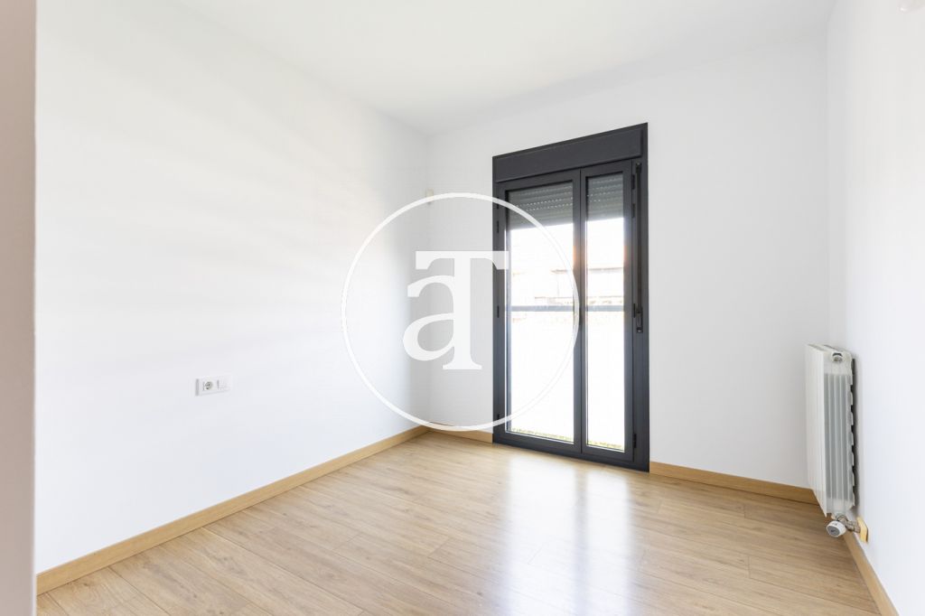 Bright apartment for rent with 2 bedrooms, 1 bathroom, with terrace, in a building with swimming pool in Vollpelleres 27