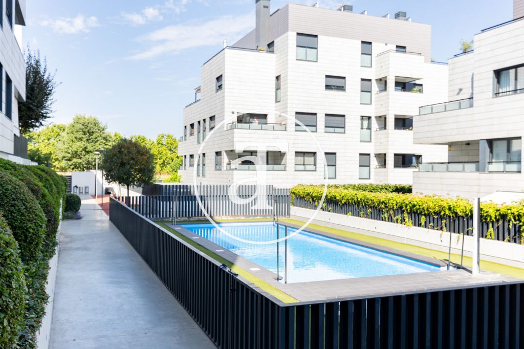 Bright apartment for rent with 2 bedrooms, 1 bathroom, with terrace, in a building with swimming pool in Vollpelleres 30