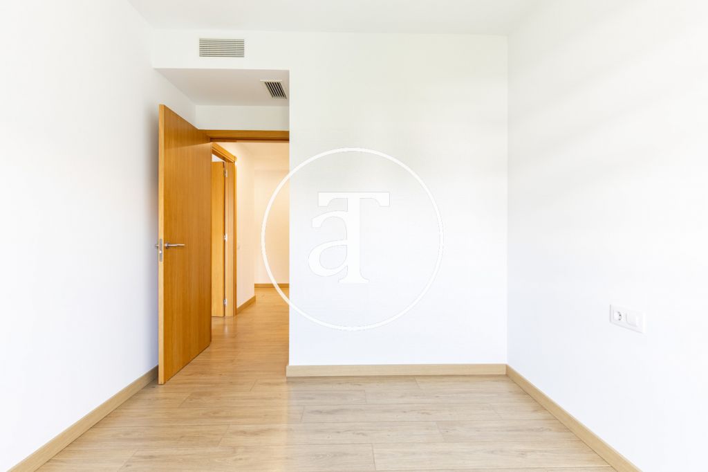 Bright apartment for rent with 2 bedrooms, 1 bathroom, with terrace, in a building with swimming pool in Vollpelleres 29