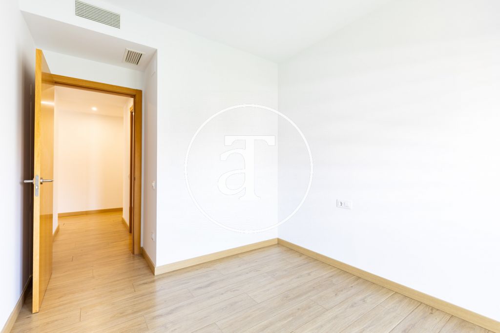 Bright apartment for rent with 2 bedrooms, 1 bathroom, with terrace, in a building with swimming pool in Vollpelleres 26