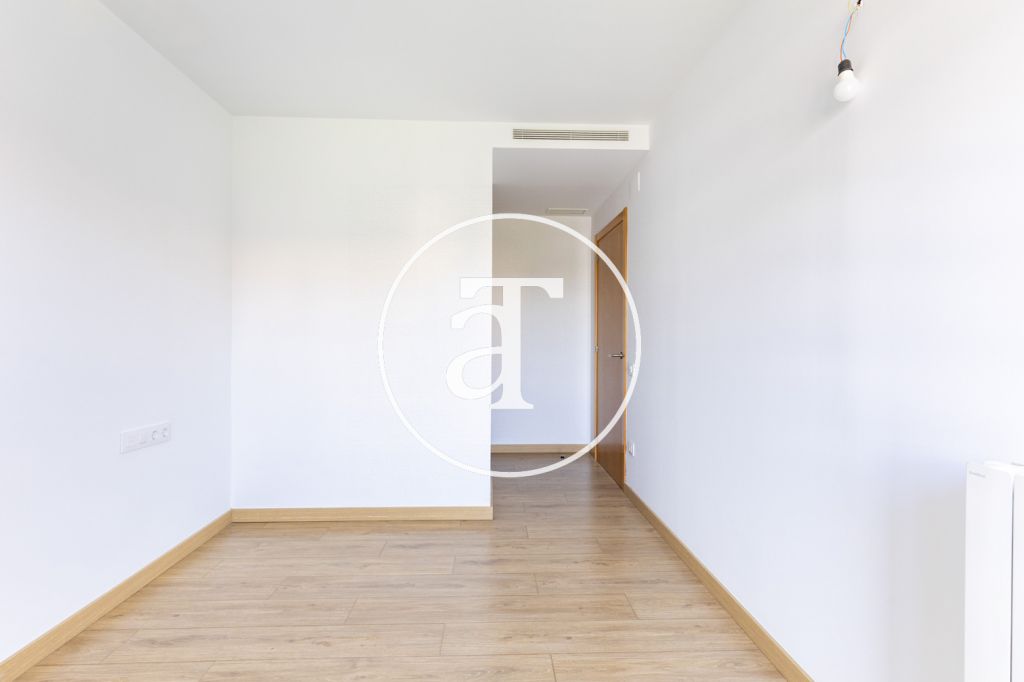 Bright apartment for rent with 2 bedrooms, 1 bathroom, with terrace, in a building with swimming pool in Vollpelleres 19
