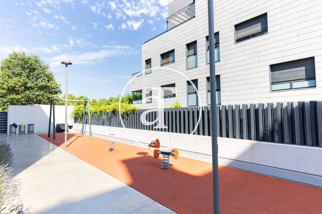 Bright apartment for rent with 2 bedrooms, 1 bathroom, with terrace, in a building with swimming pool in Vollpelleres 34