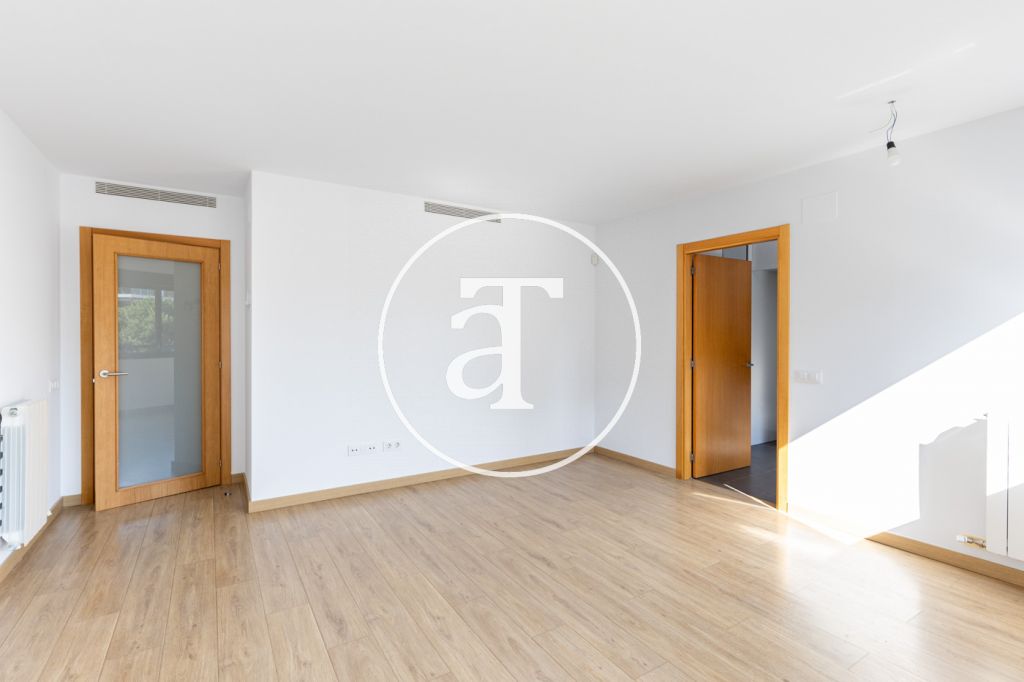 Bright apartment for rent with 2 bedrooms, 1 bathroom, with terrace, in a building with swimming pool in Vollpelleres 9