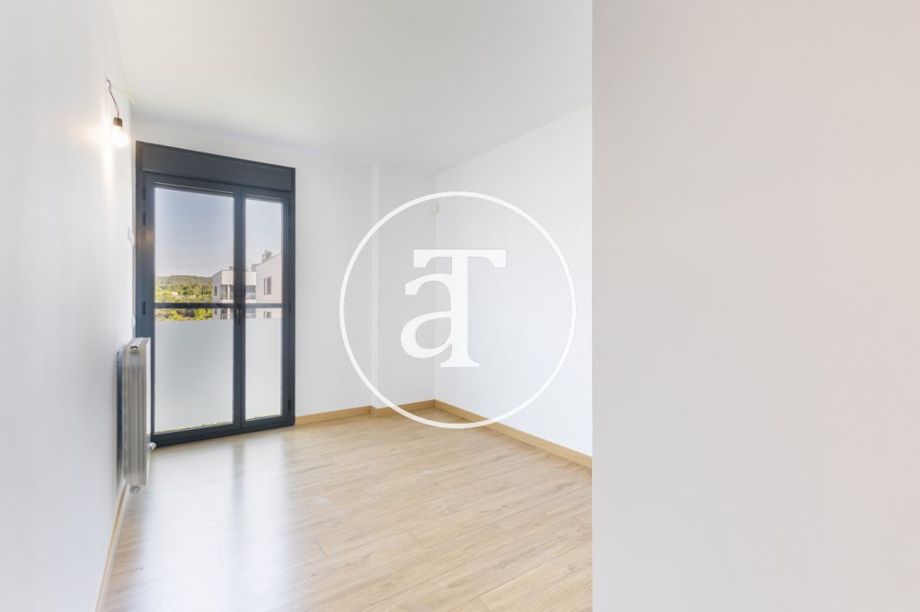 Bright apartment for rent with 2 bedrooms, 1 bathroom, with terrace, in a building with swimming pool in Vollpelleres 18