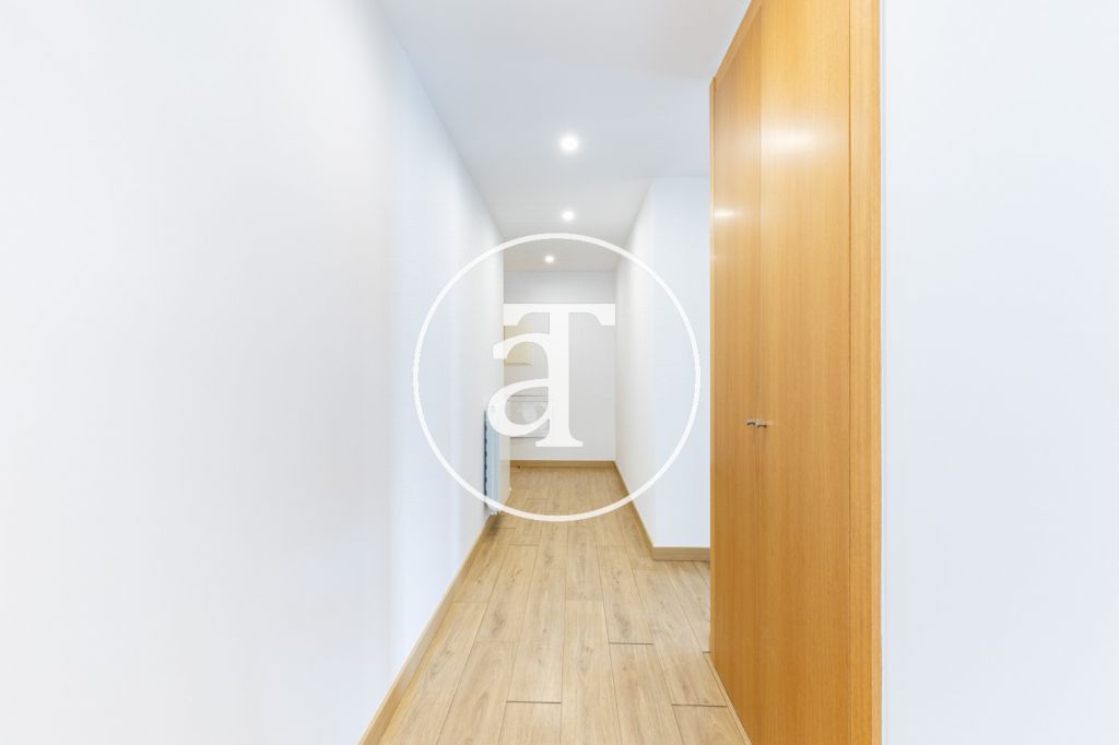 Bright apartment for rent with 2 bedrooms, 1 bathroom, with terrace, in a building with swimming pool in Vollpelleres 15