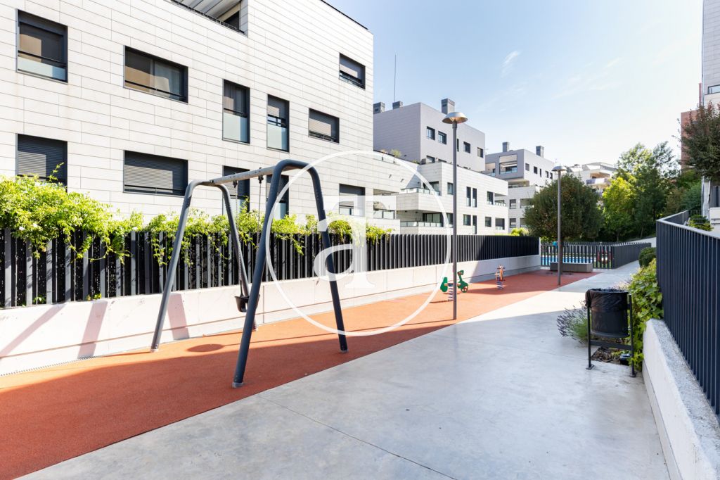 Bright apartment for rent with 2 bedrooms, 1 bathroom, with terrace, in a building with swimming pool in Vollpelleres 33