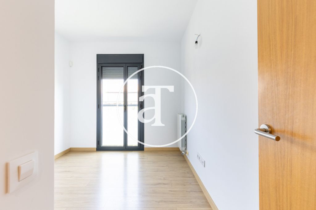 Bright apartment for rent with 2 bedrooms, 1 bathroom, with terrace, in a building with swimming pool in Vollpelleres 28