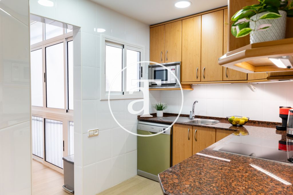 Monthly rental apartment with 2 bedrooms, 1 bathroom, study and terrace with views next to the Gran Via 2 shopping center 18