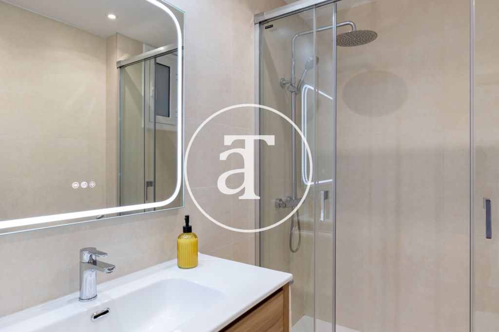 Monthly rental apartment with 2 bedrooms, 1 bathroom, study and terrace with views next to the Gran Via 2 shopping center 30