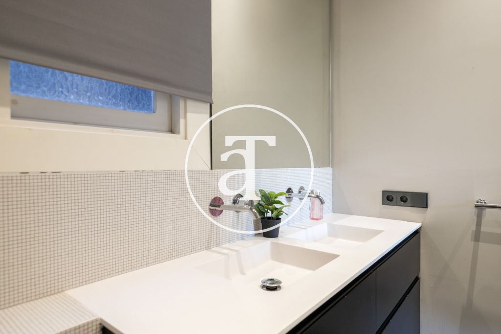 Piso de alquiler temporal de 2 habitaciones con 2 baños y balcón en Calle Mallorca en el Eixample 27