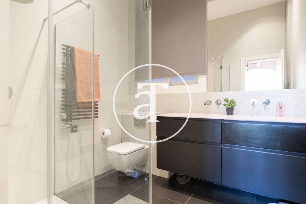 Piso de alquiler temporal de 2 habitaciones con 2 baños y balcón en Calle Mallorca en el Eixample 25